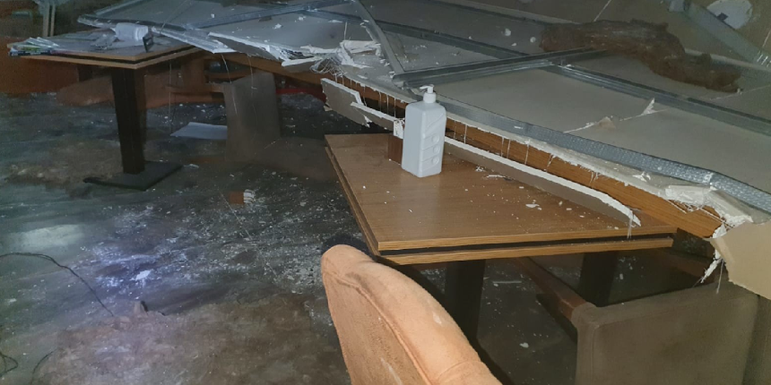 Künefecinin asma tavanı çöktü, müşteriler son anda kurtuldu