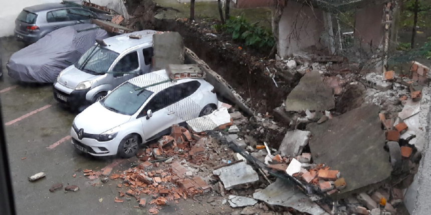 Üsküdar'da sağanak yağış sırasında istinat duvarı çöktü!