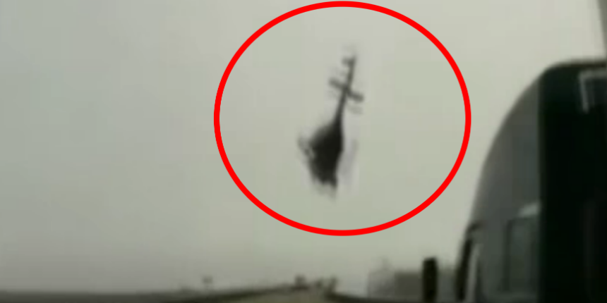 Otoyolda seyir halindeki araçların arasına helikopter düştü!