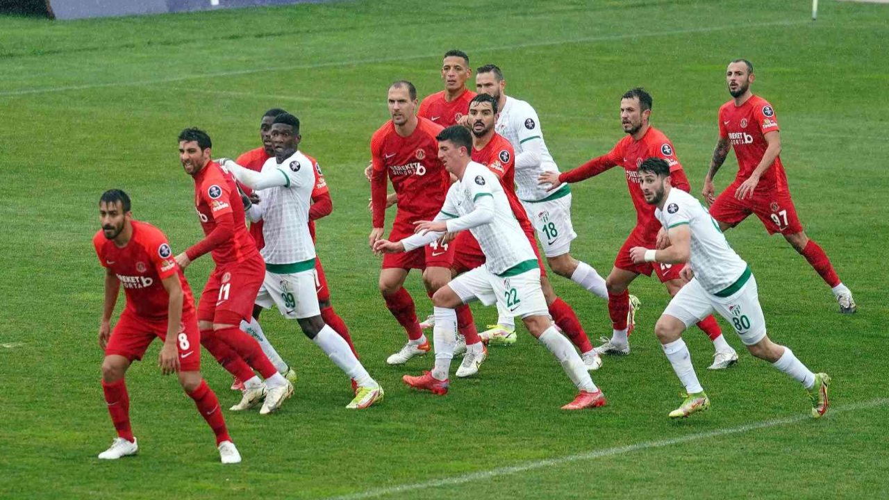 Bursaspor'u 4-1 mağlup eden Ümraniyespor maç fazlasıyla liderliğe yükseldi