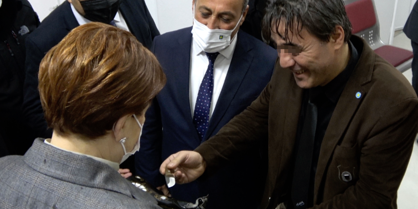 Çaldığı el işlemeli bıçağı İYİ Parti Genel Başkanı Meral Akşener'e hediye etti