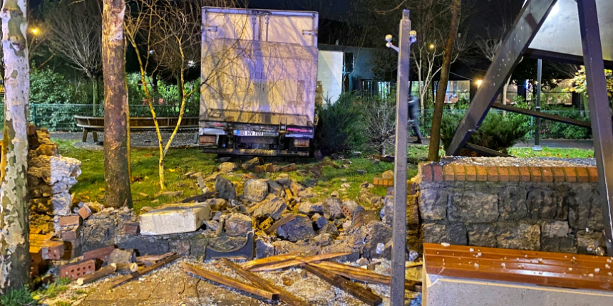 İstanbul'da freni boşalan kamyon önüne çıkanı yerle bir etti!