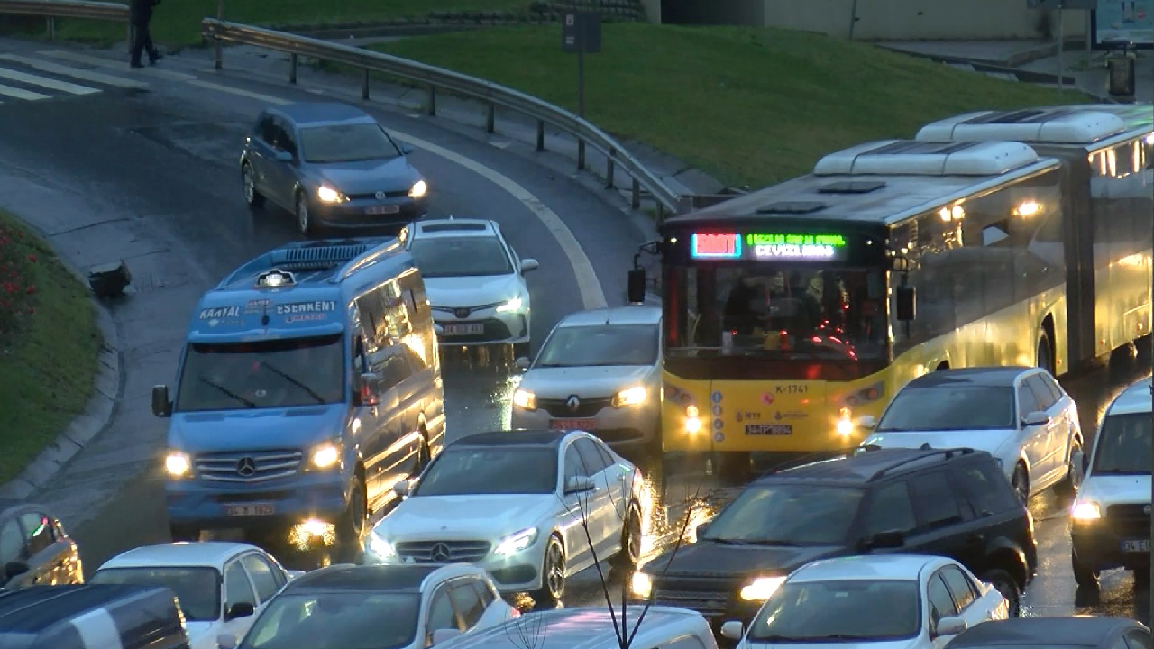 İstanbul'da cuma trafiği! Yoğunluk yüzde 80'e ulaştı