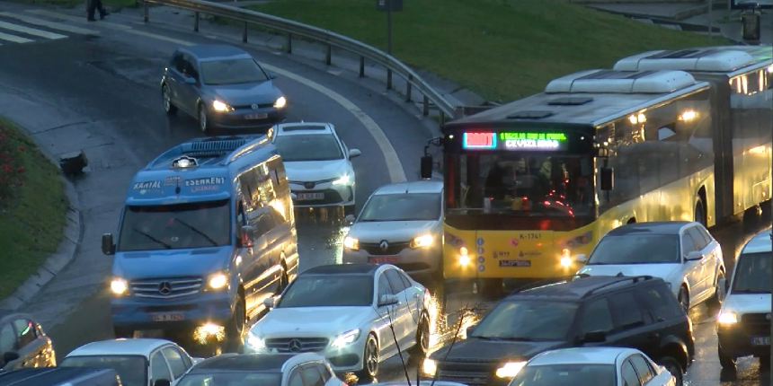 İstanbul'da cuma trafiği! Yoğunluk yüzde 80'e ulaştı