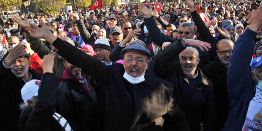 Tunus'ta halk, darbeci Cumhurbaşkanı Said'e karşı sokağa çıktı!