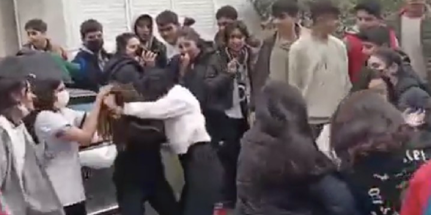 İnanılmaz görüntüler! Kız öğrenciler ortalığı birbirine kattı