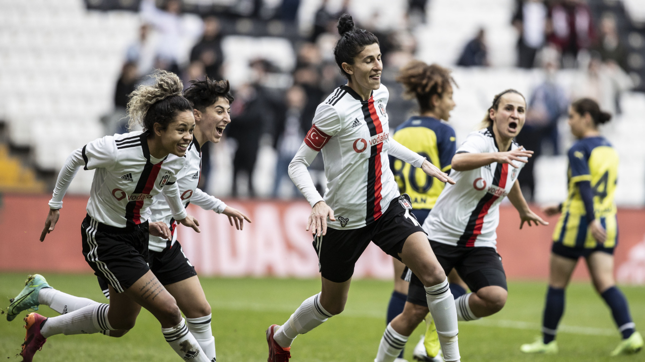 Son şampiyon Beşiktaş Vodafone, sezona 2-1'lik Fenerbahçe galibiyetiyle başladı