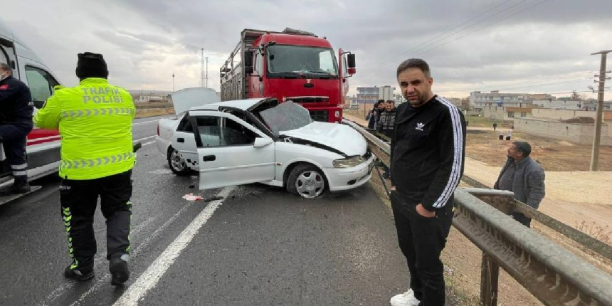 Kamyon ile otomobil çarpıştı: 6 yaralı