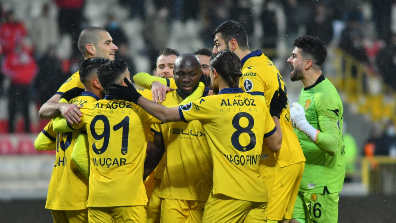 Boluspor'u deplasmanda 0-2 mağlup eden Ankaragücü zirveye ortak oldu