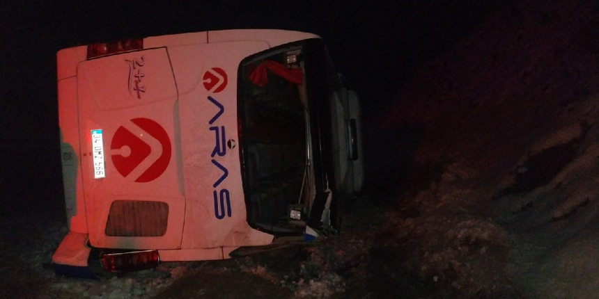 Kars'ta yolcu otobüsü devrildi: Ölü ve yaralılar var!