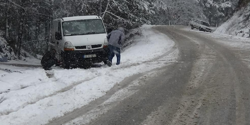 Kazdağları’nda kar kalınlığı 20 santimetreyi aştı, sürücüler zor anlar yaşadı