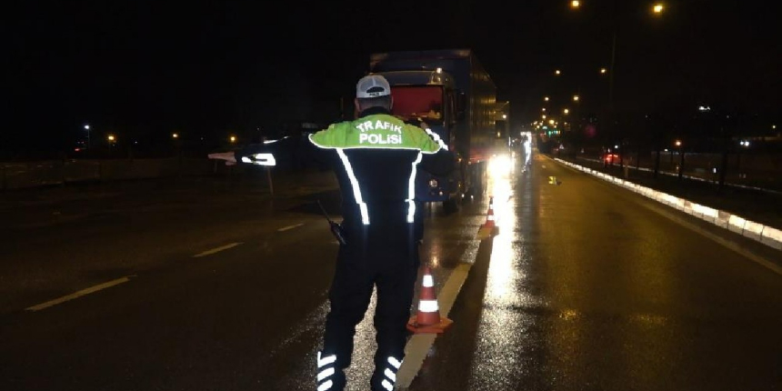 Kırıkkale-Kayseri karayolunda sis ve kar engeli: Tırlar Konya yolundan gönderildi