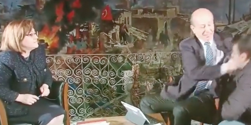 Habertürk yazarı Muharrem Sarıkaya programda çalışana tokat attı: Sosyal medyada gündem oldu