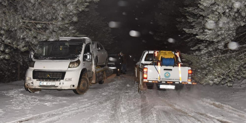 Kar nedeniyle Spil Dağı'nda mahsur kalan vatandaşlar kurtarıldı