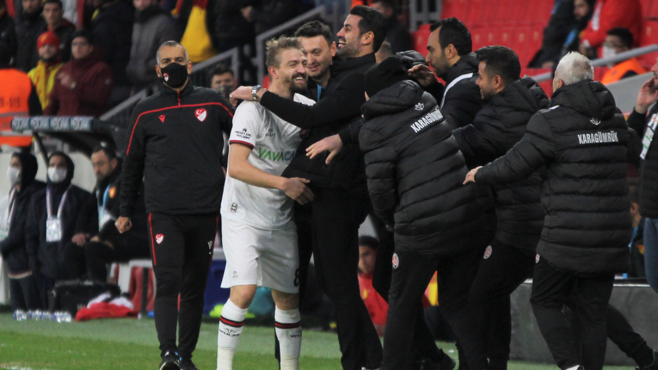 Volkan Demirel teknik direktörlük kariyerine 3 puanla başladı... Göztepe-Fatih Karagümrük: 0-1