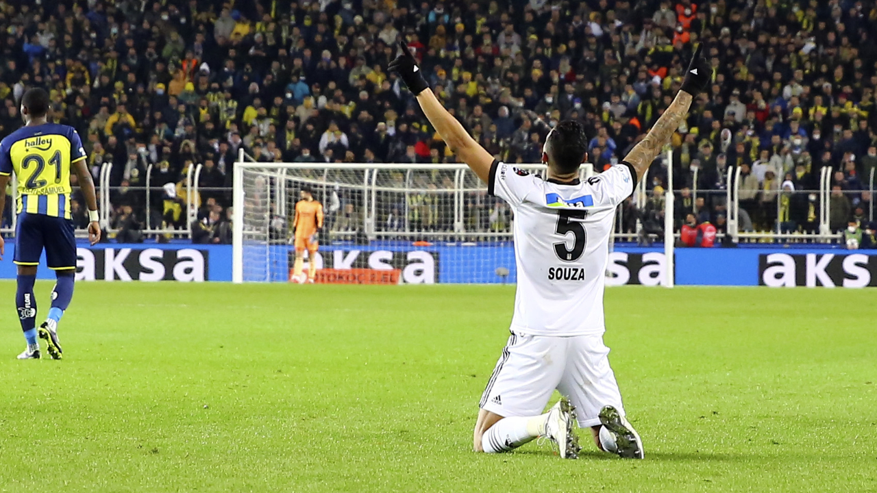 Fenerbahçe-Beşiktaş kapışmasında 4 gol var kazanan yok... Siyah-Beyazlılar Kadıköy'den yine çıktı