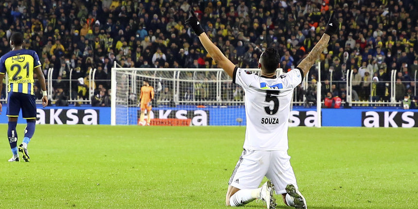 Fenerbahçe-Beşiktaş kapışmasında 4 gol var kazanan yok... Siyah-Beyazlılar Kadıköy'den yine çıktı