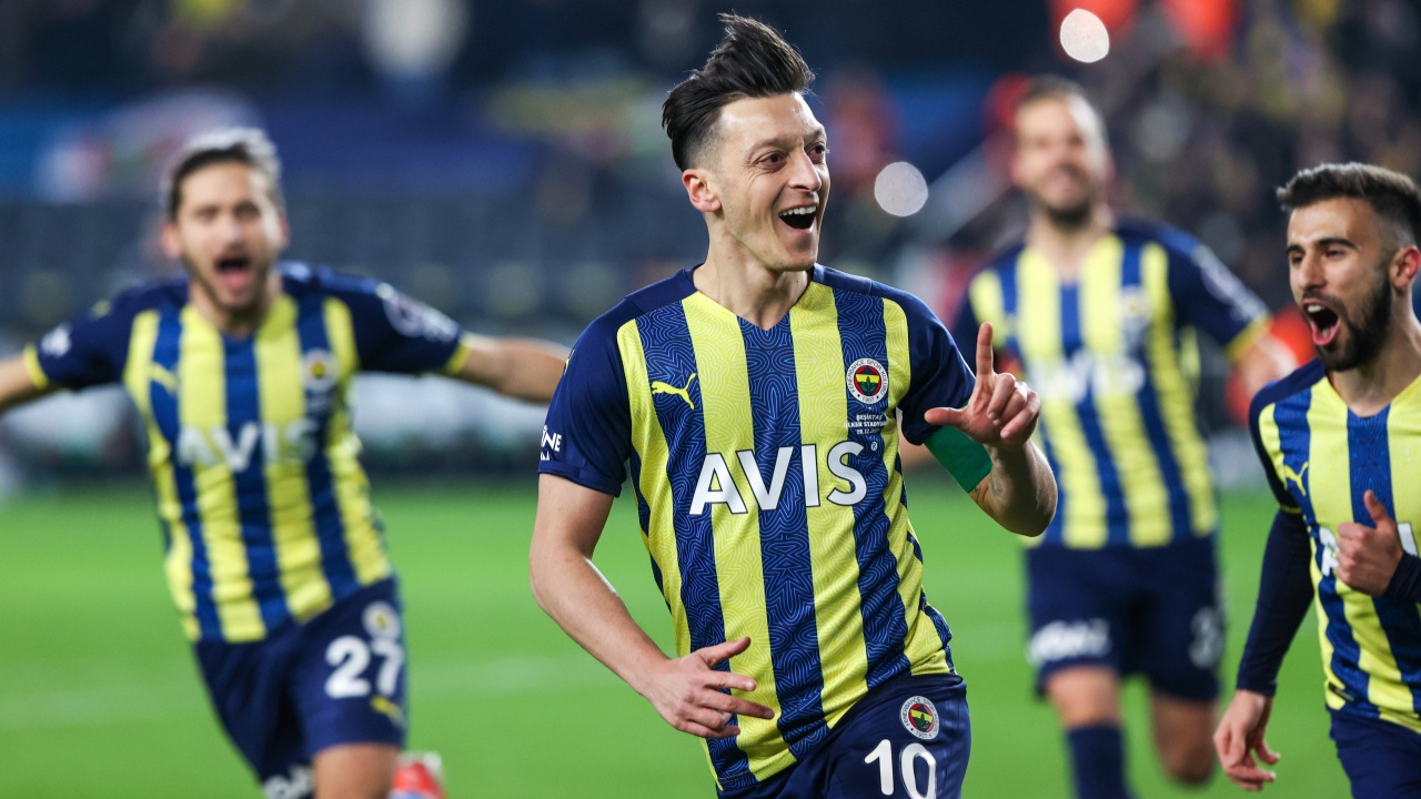 Fenerbahçe'nin en golcüsü Mesut Özil... Yıldız orta saha Beşiktaş derbisini de boş geçmedi
