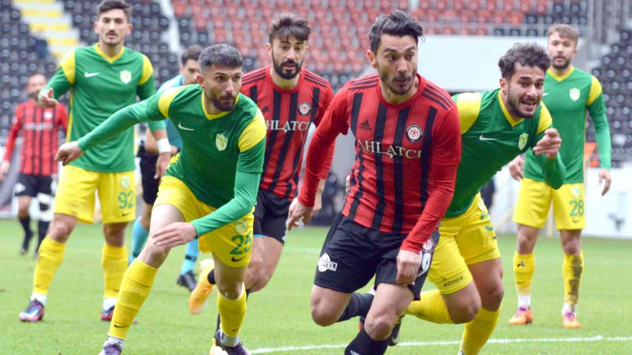 Çorumspor FK evinde Adıyamanspor FK'yı 3-0 mağlup ederek zirve takibini sürdürdü