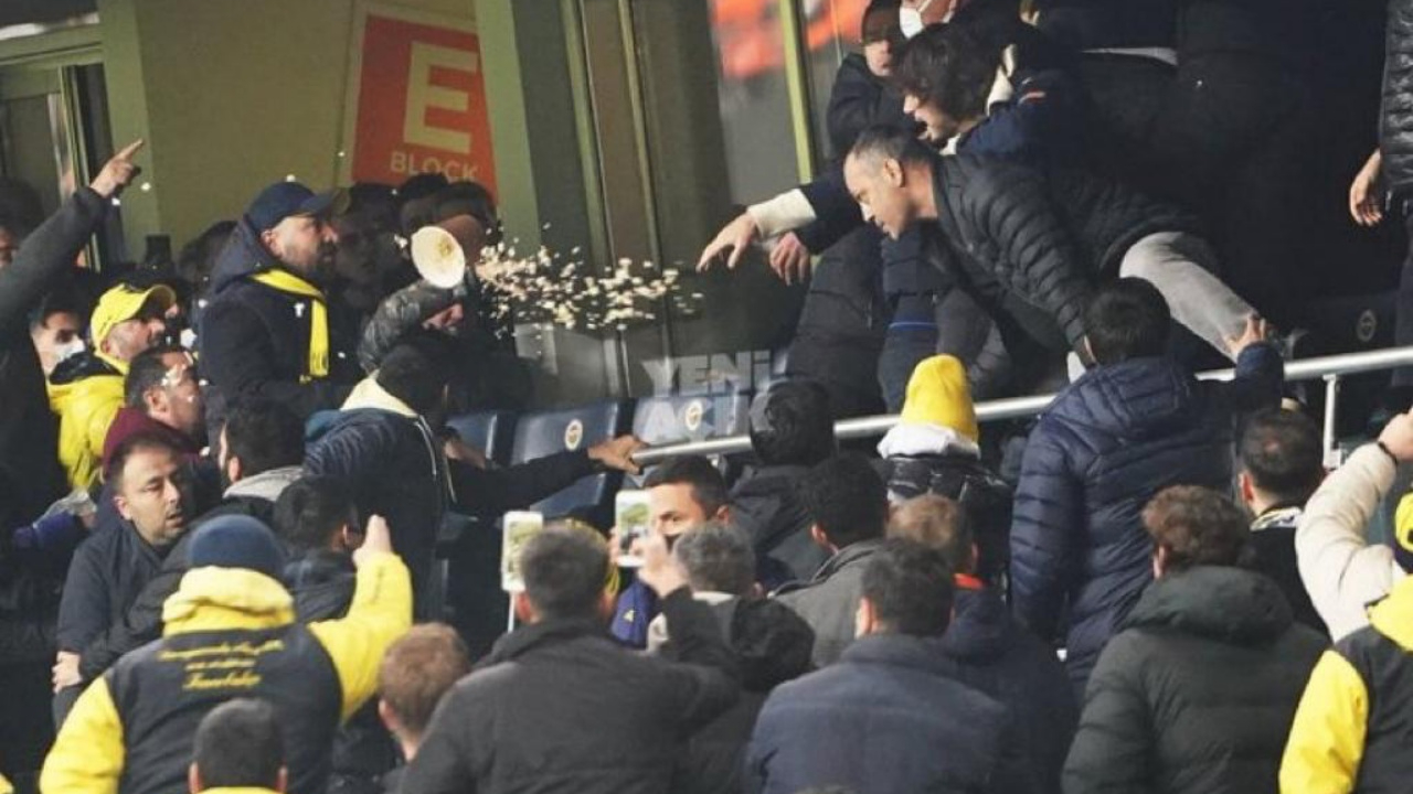 Kadıköy'de Ali Koç istifa sesleri... Fenerbahçe taraftarı Pereira'yı değil başkanı istifaya çağırıyor
