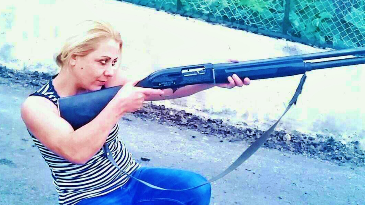 İki çocuk annesi kadına sokak ortasında kurşun yağdırdı!