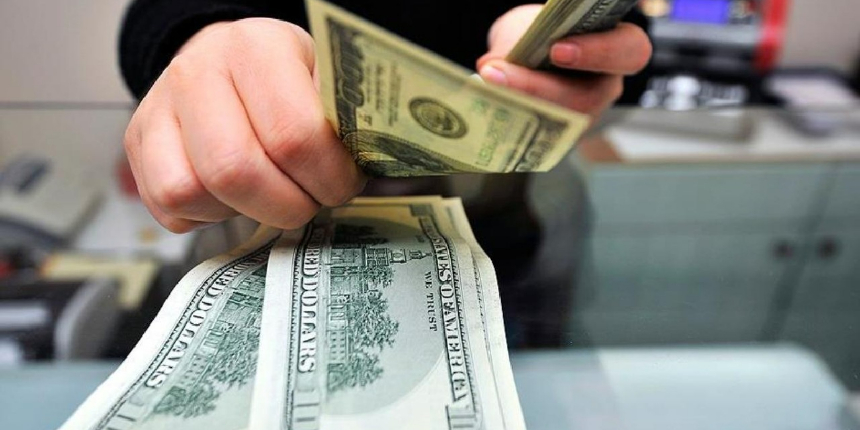 Dolar bozdurmak için akın ettiler: Banka uygulamaları kilitlendi