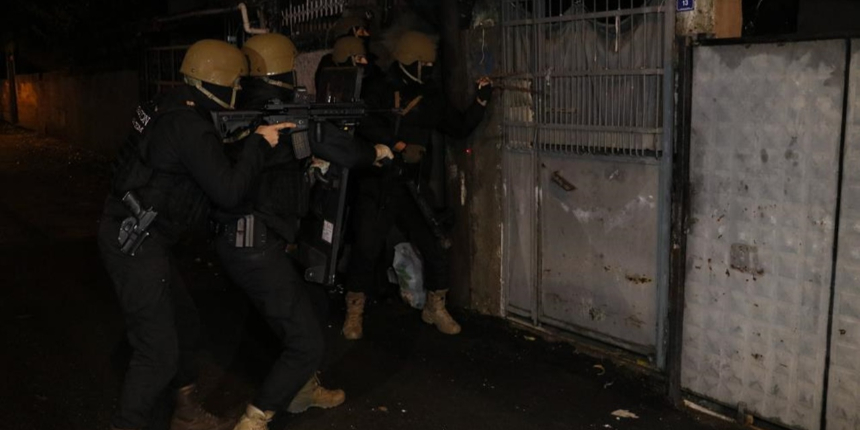 DEAŞ'a şafak baskını saniye saniye kamerada! Şüpheliler kıskıvrak yakalandı!