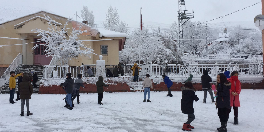 Yoğun kar yağışı okulları tatil ettirdi! İşte yarın okulların tatil edildiği il ve ilçeler