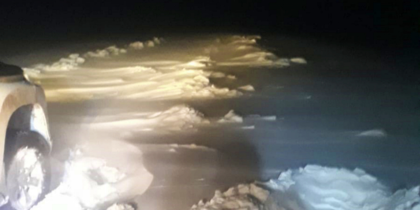 Karda mahsur kalan vatandaşlar ekipler tarafından kurtarıldı!