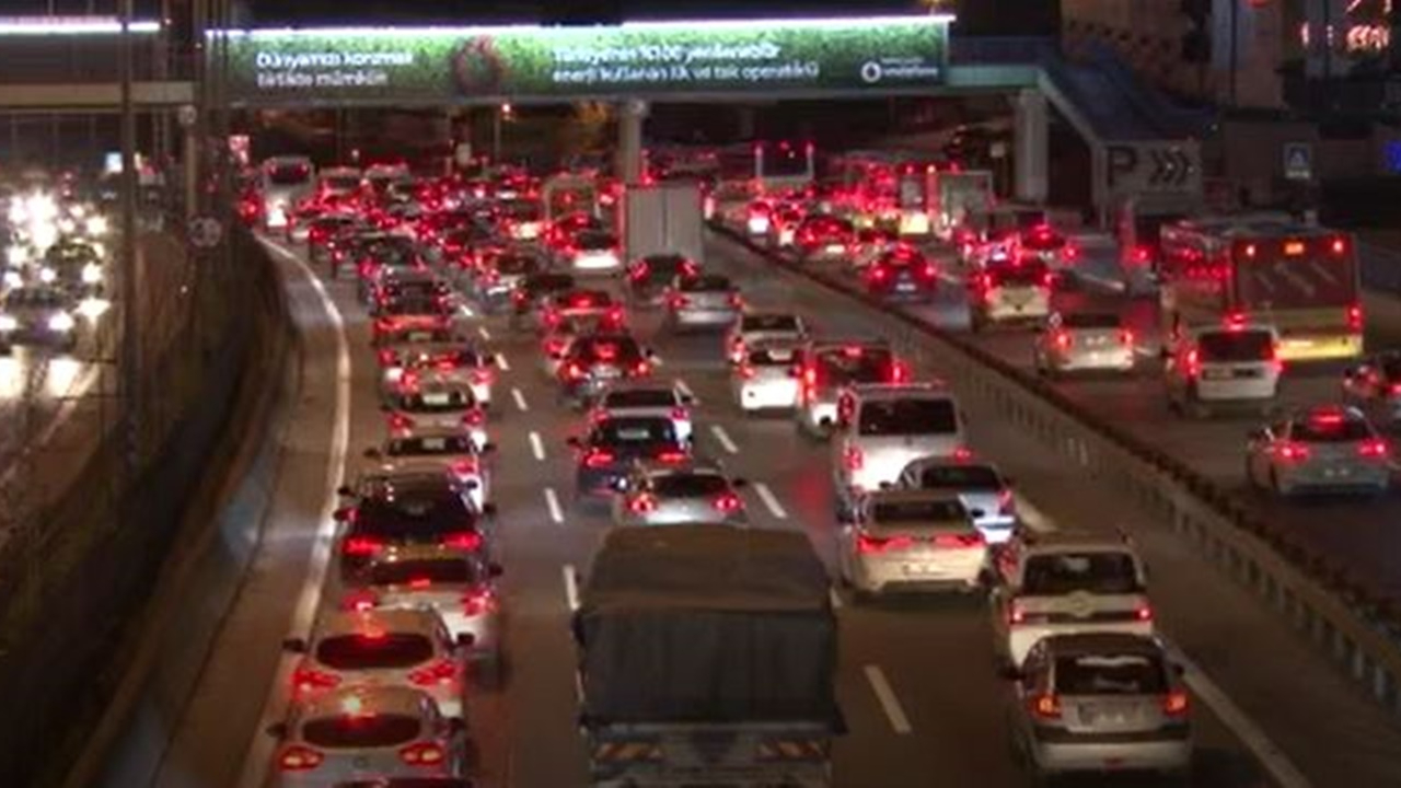 İstanbul'da haftanın ilk iş günü trafik durma noktasına geldi