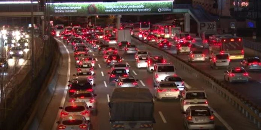 İstanbul'da haftanın ilk iş günü trafik durma noktasına geldi