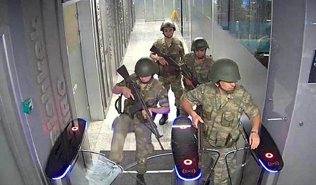 Cuntacı pilot, polis sandığı darbecileri vurmuş...