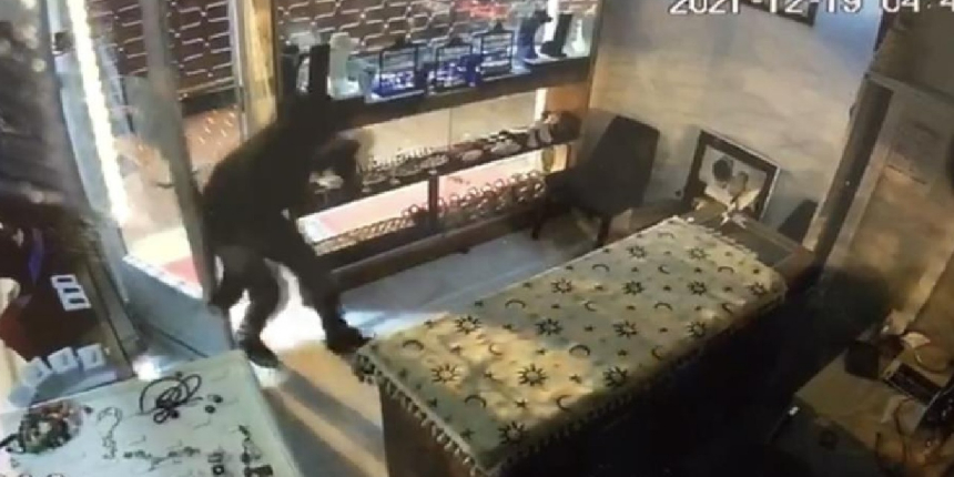 Fatih’te kuyumcu soygunu kamerada!