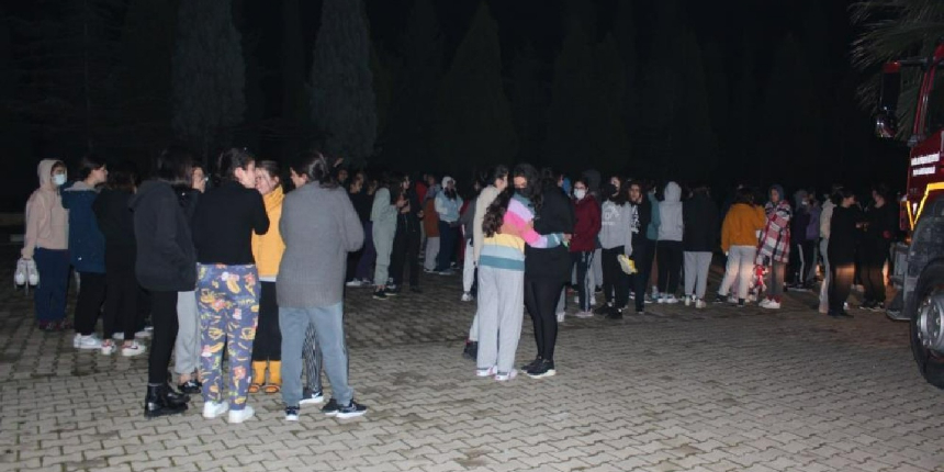 Öğrenci yurdunda yangın paniği! Sesi duyan dışarı fırladı