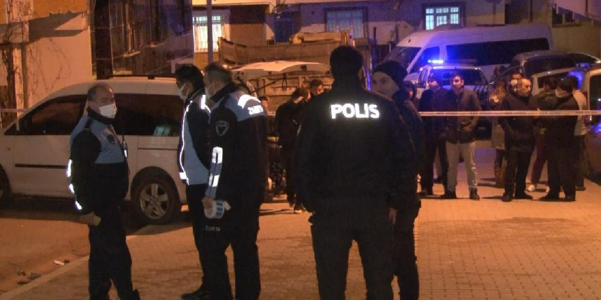 Esenyurt’ta 4 katlı bina, bahçe katındaki çatlaklar nedeniyle boşaltıldı