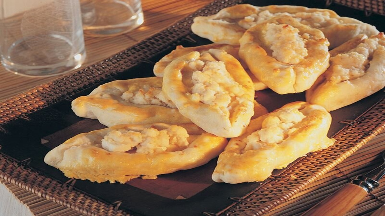 Şekeri de var peyniri de! Bu börek lezzetini baharın tadı Antep peynirinden alıyor!