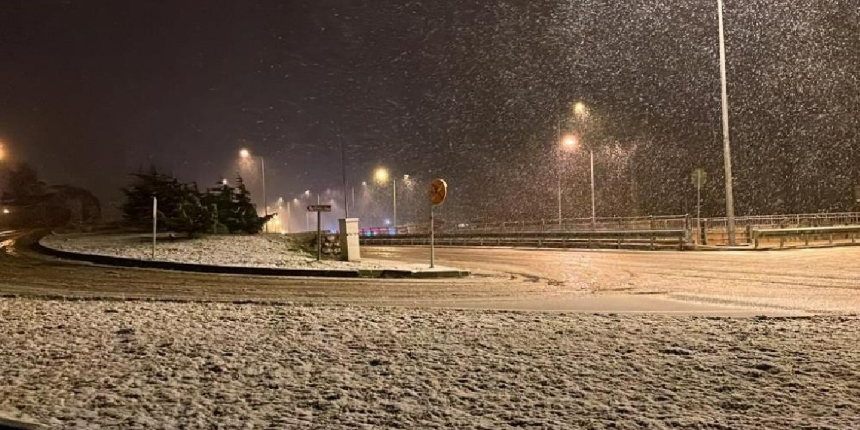 Sinop kent merkezine mevsimin ilk karı düştü