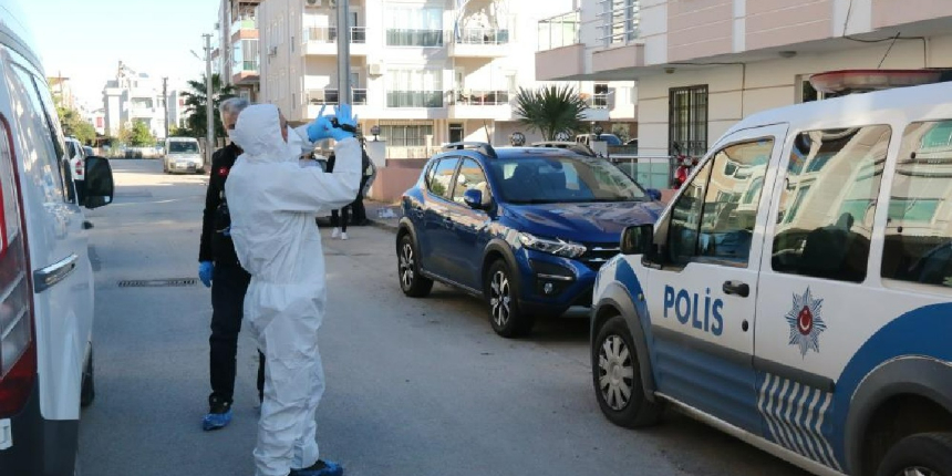 Misafir olarak kaldığı akadaşının evinde kanlar içinde bulundu