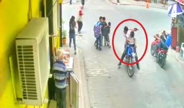 Yer Adana: Motosiklet üstünde silahlı düello!