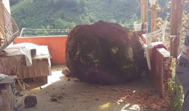 Giresun'da akılalmaz olay... Kopan dev kaya balkona düştü!