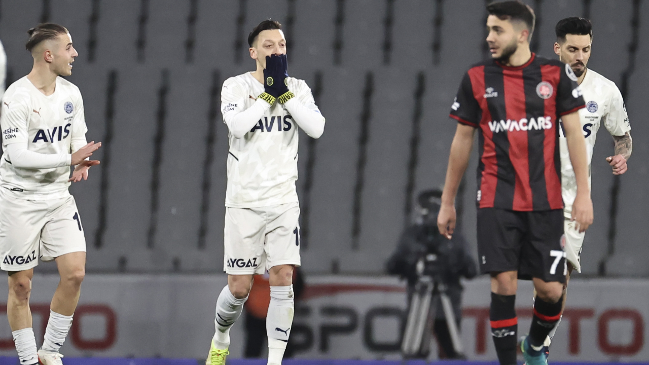 Fenerbahçe 9 kişi oynayan Fatih Karagümrük'ü yenemedi... Mesut Özil'den yeni rekor