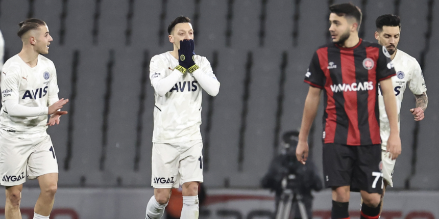 Fenerbahçe 9 kişi oynayan Fatih Karagümrük'ü yenemedi... Mesut Özil'den yeni rekor