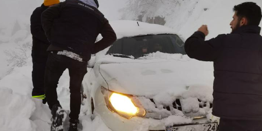 Artvin'de çığ düştü! Dağda mahsur kalan 3 işçi kurtarıldı