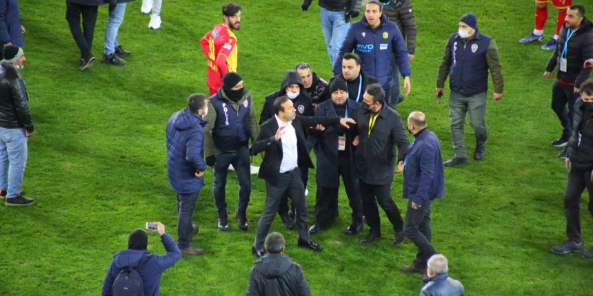 Yeni Malatyaspor Başkanı Adil Gevrek sahaya inerek hakem Hüseyin Göçek'e saldırdı