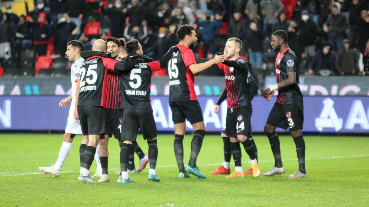 Gaziantep FK'ye evinde yan bakılmıyor... Erol Bulut'un takımı Alanyaspor'u 2-1'le geçti