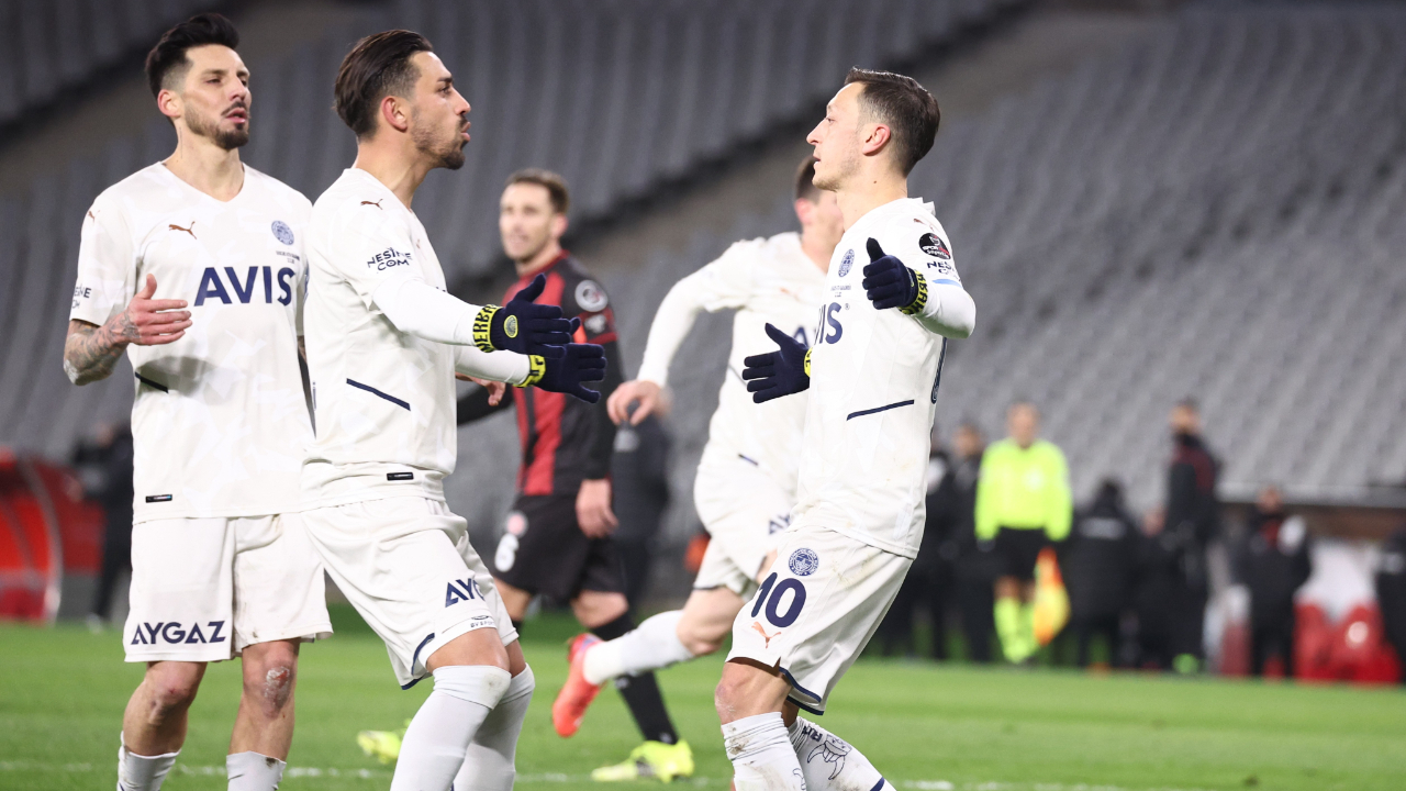 Mesut Özil'den gol rekoru... Fenerbahçe'nin süper yıldızı Karagümrük maçını da boş geçmedi