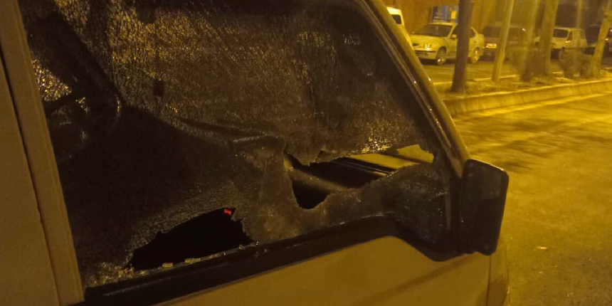 Araçtan indi, sopayla diğer otomobillere saldırdı! O anlar kamerada