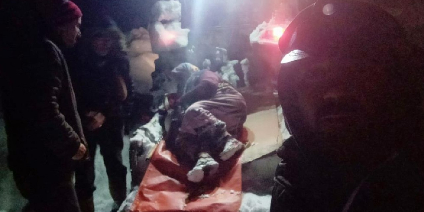 Kar yolu kapatınca hastayı traktörün arkasında ambulansa taşıdılar