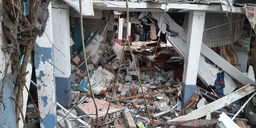 Mutfak tüpü bomba gibi patladı, ev harabeye döndü