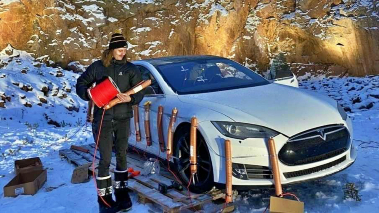 Cinnet: İçine Musk'ın mankenini koyduğu Tesla'sını dinamitle patlattı!